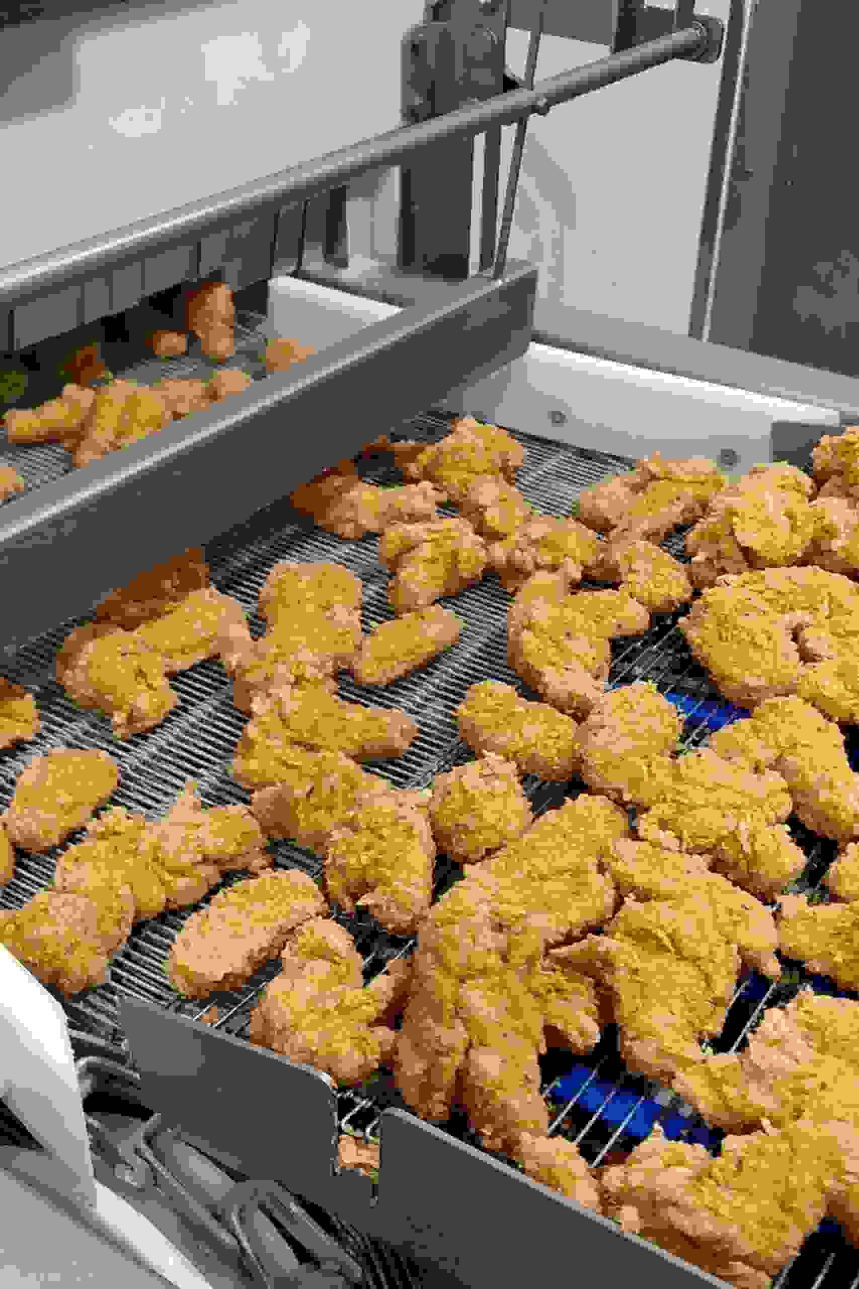 Freezing chicken nuggets in spiral freezer
